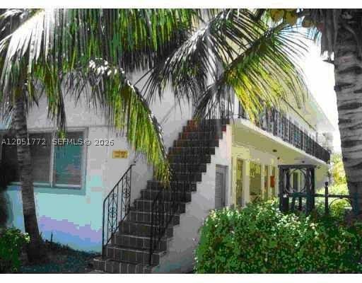 Nice large studio apartment near the beach,Bal Harbour, Mall,park,restaurants,great location,2nd floor,fast approval.Won"t Last!Only first month and security,