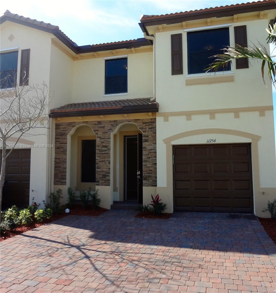 Beatifull CORNER  Townhouse in Silver Palms..!!
This unit has a beautifull patio to enjoy the outside activities, with no home close to the border fence and enjoyable with family and Kids. 
The tenants will enjoy an exclusive, modern and beautiful Club House in South Florida...!!!
Ideal for families looking for make their best memories. 
Club House Include a Water Park for your Kids... Modern Areas, Party Rooms, Pool  and many other areas to enjoy. 

 MAKE YOUR APPOINMENT BY THE SHOING ASSIST.
