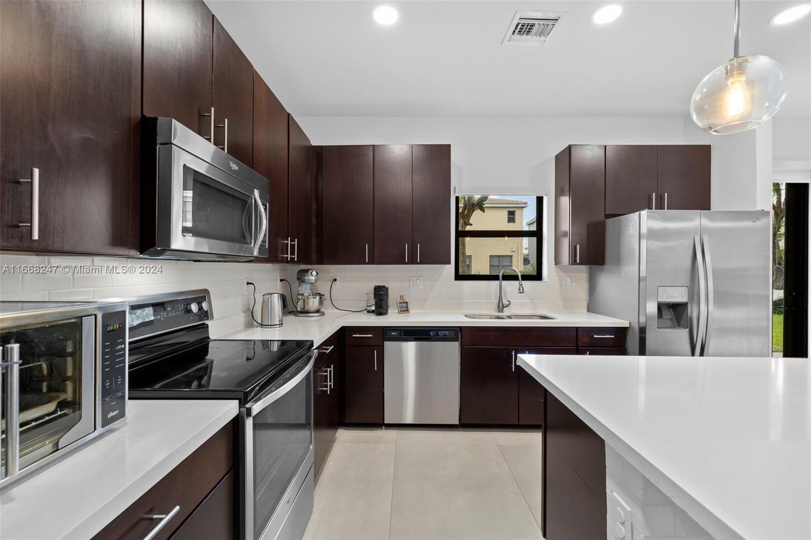CHAMPION LAKES - Residential
