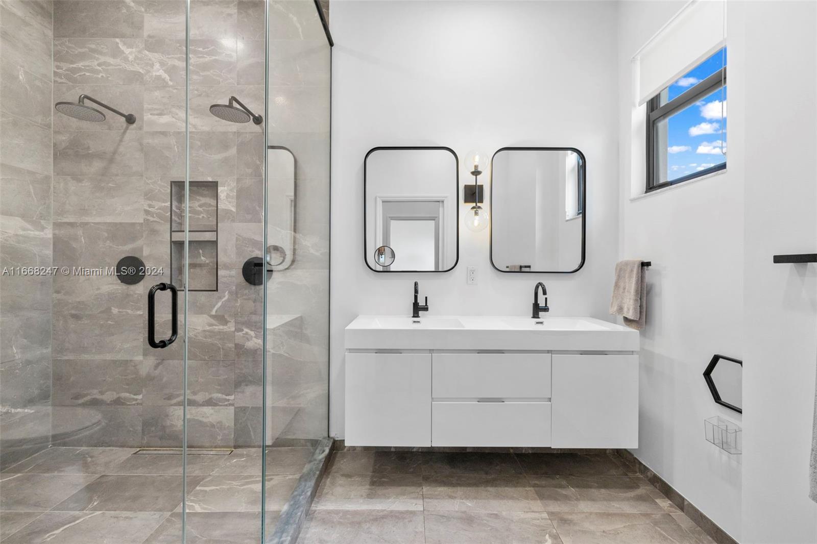 CHAMPION LAKES - Residential