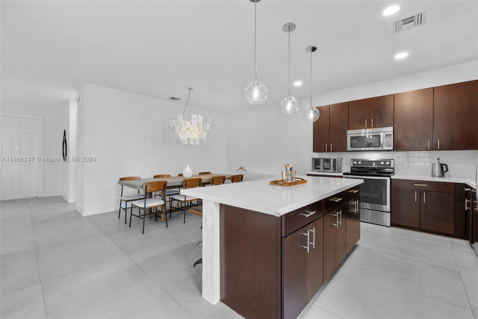 CHAMPION LAKES - Residential
