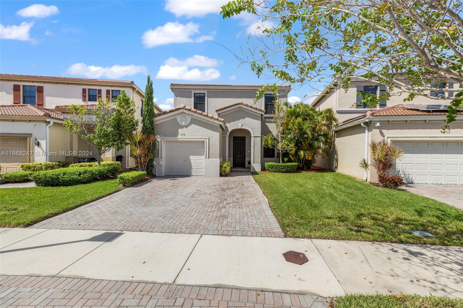 CHAMPION LAKES - Residential