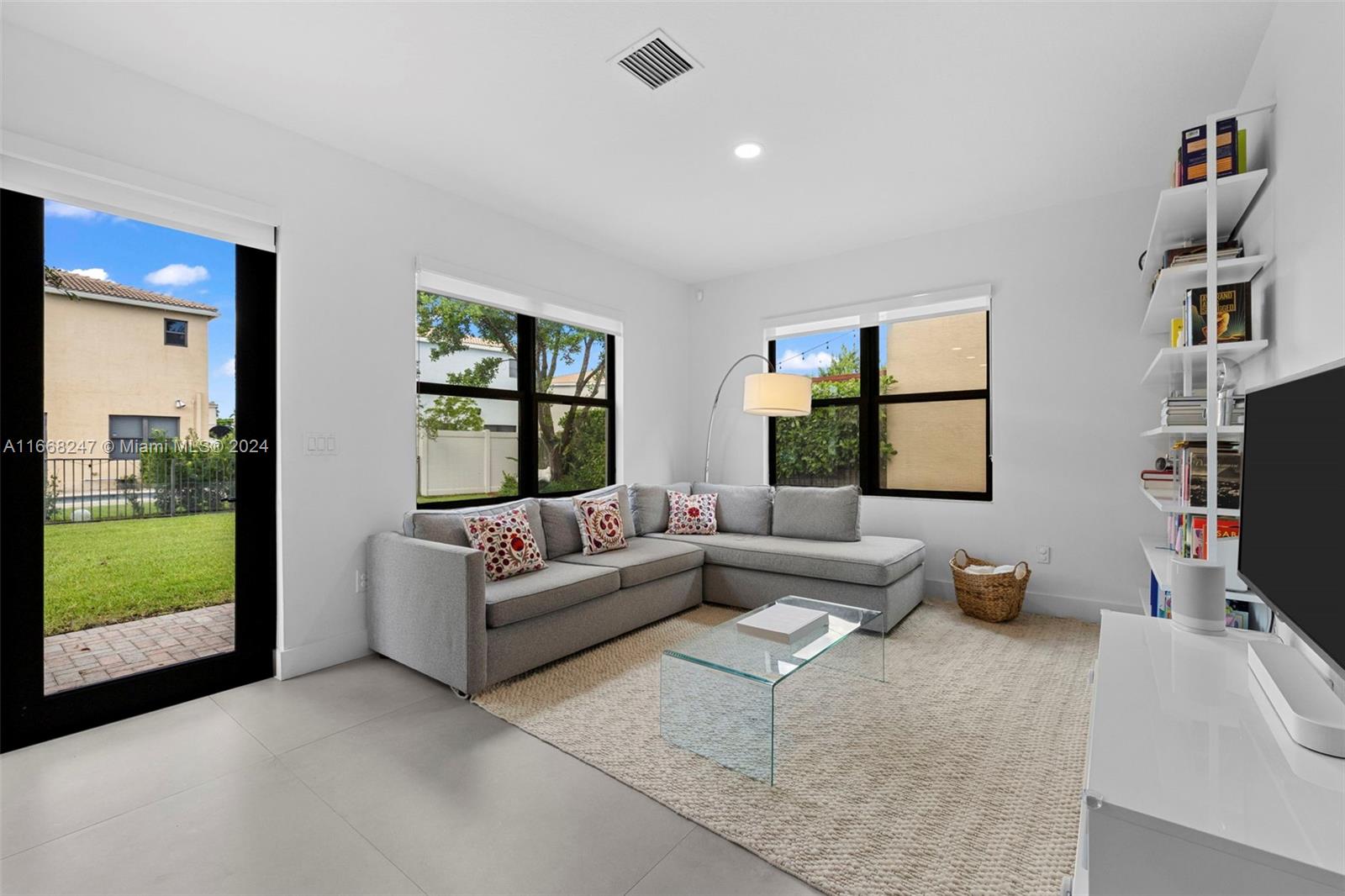 CHAMPION LAKES - Residential