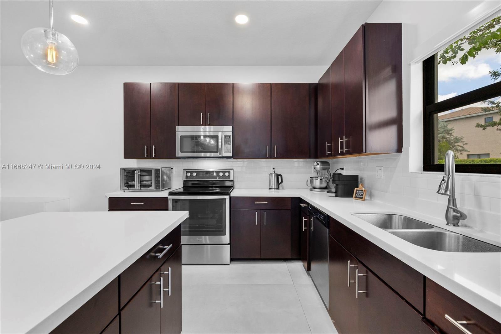 CHAMPION LAKES - Residential