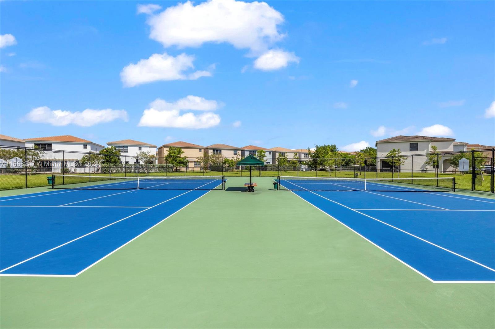 CHAMPION LAKES - Residential