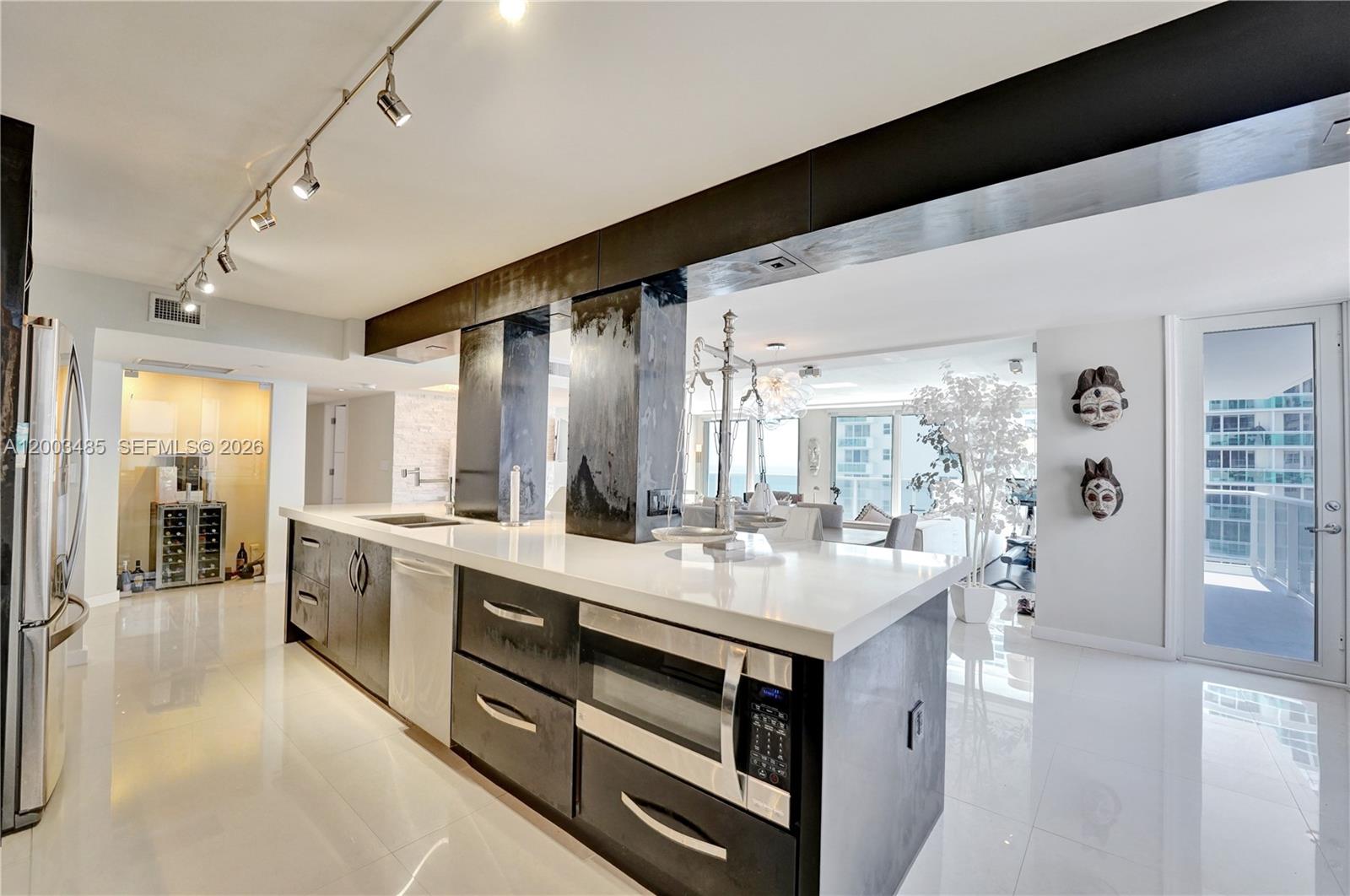 AQUARIUS CONDO - Residential
