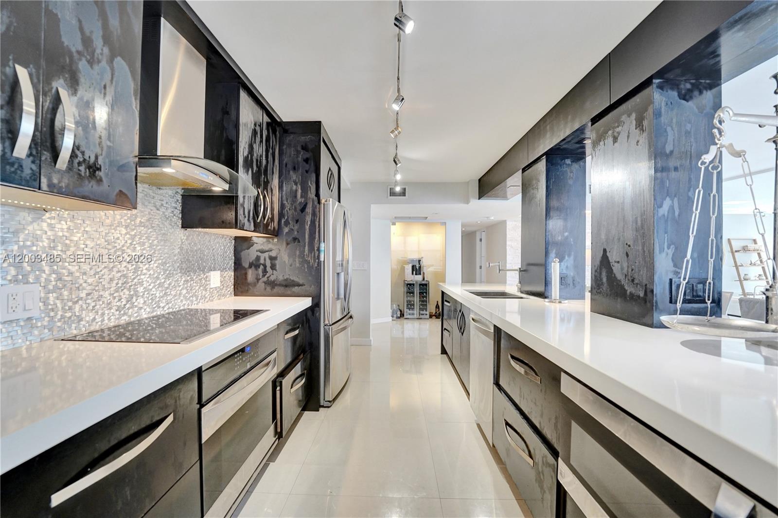 AQUARIUS CONDO - Residential