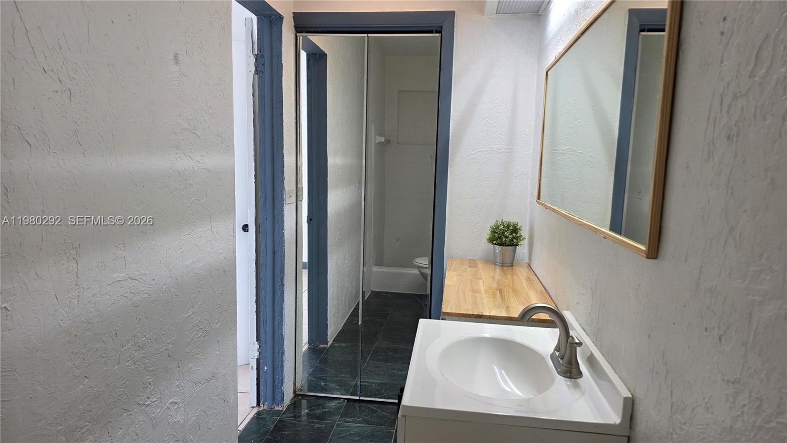 SUNSHINE PARK ESTATES - Residential Lease