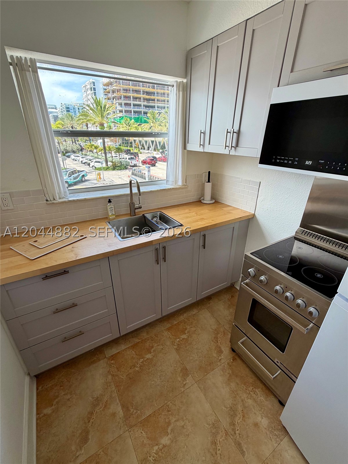 SUNSET CONDO - Residential Lease