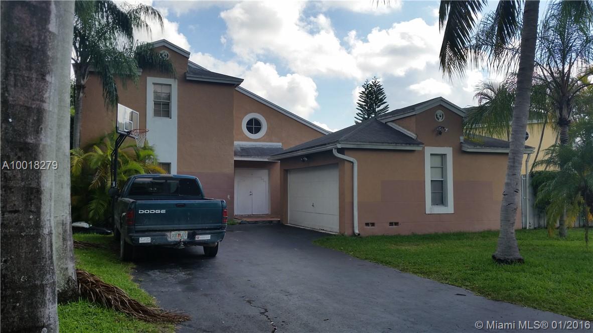 Spacious signel family home for rent.  High ceilings in living/dining room, with great natural light.  Master in the first floor and with sliding door to the back patio.  2 bedrooms in the second floor sharing a complete bathroom.  Garage has been converted to an additional bedroom and storage room.  EASY TO SHOW.