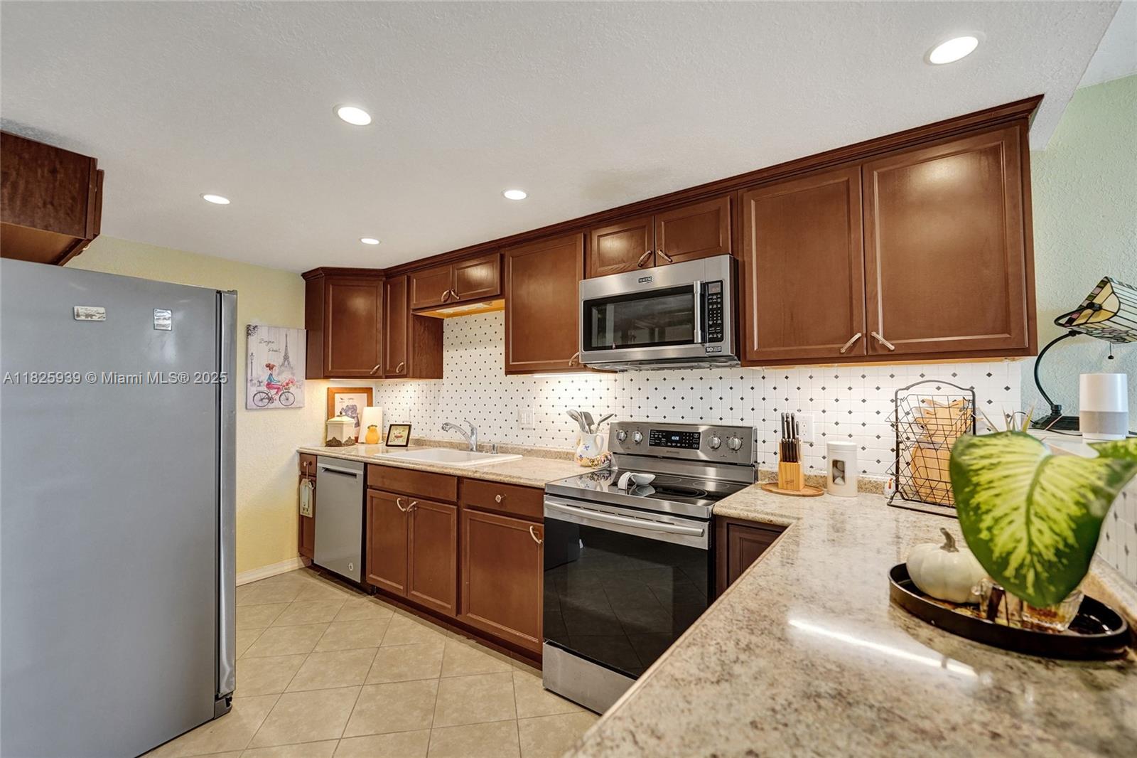 OMEGA CONDO NO 3 - Residential