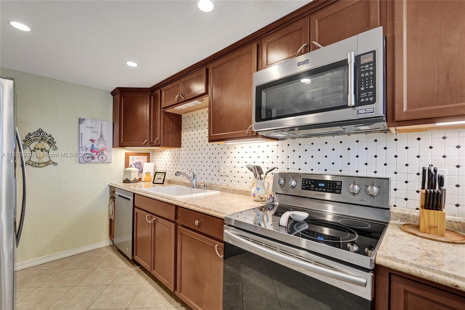 OMEGA CONDO NO 3 - Residential