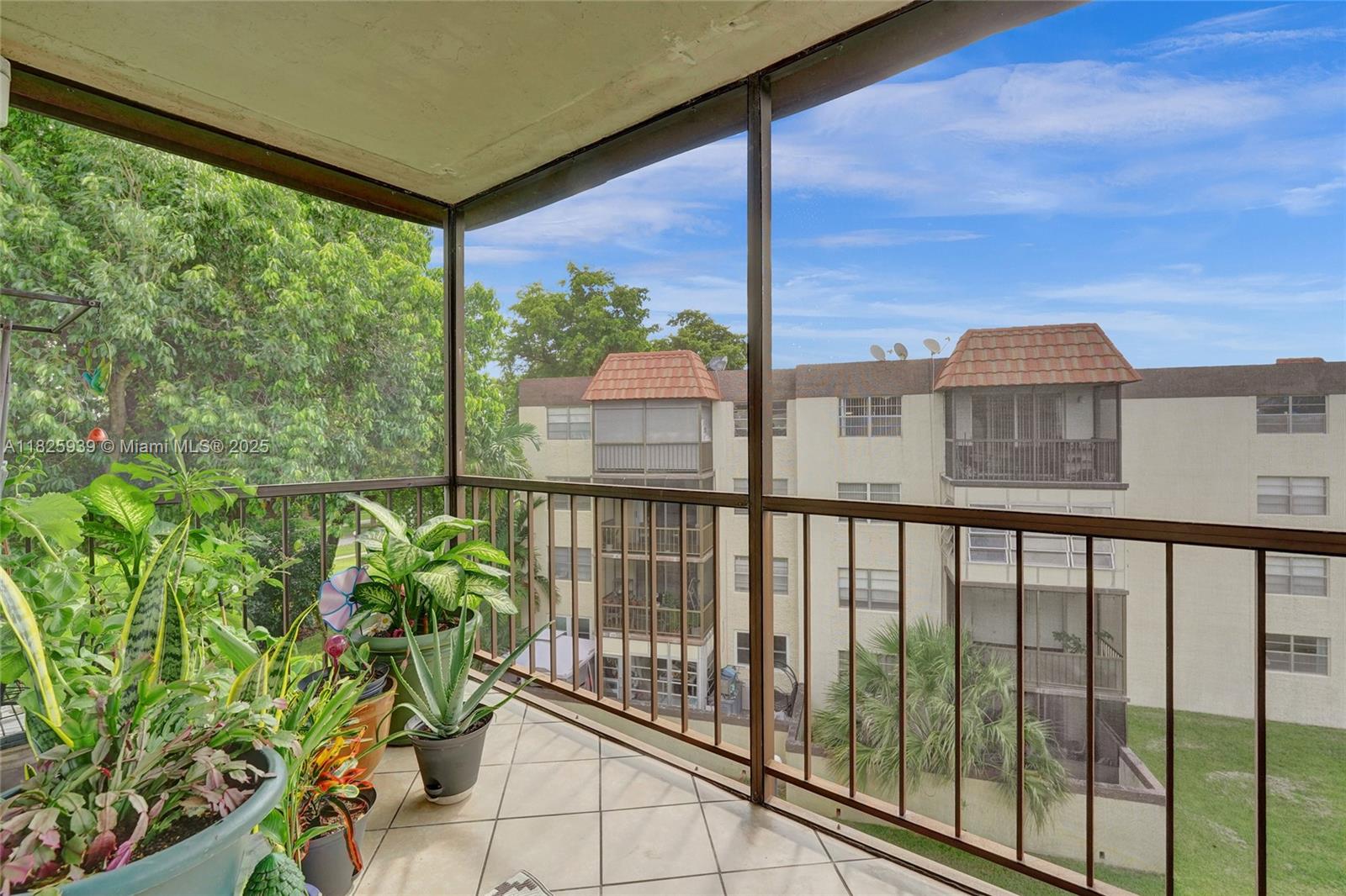 OMEGA CONDO NO 3 - Residential