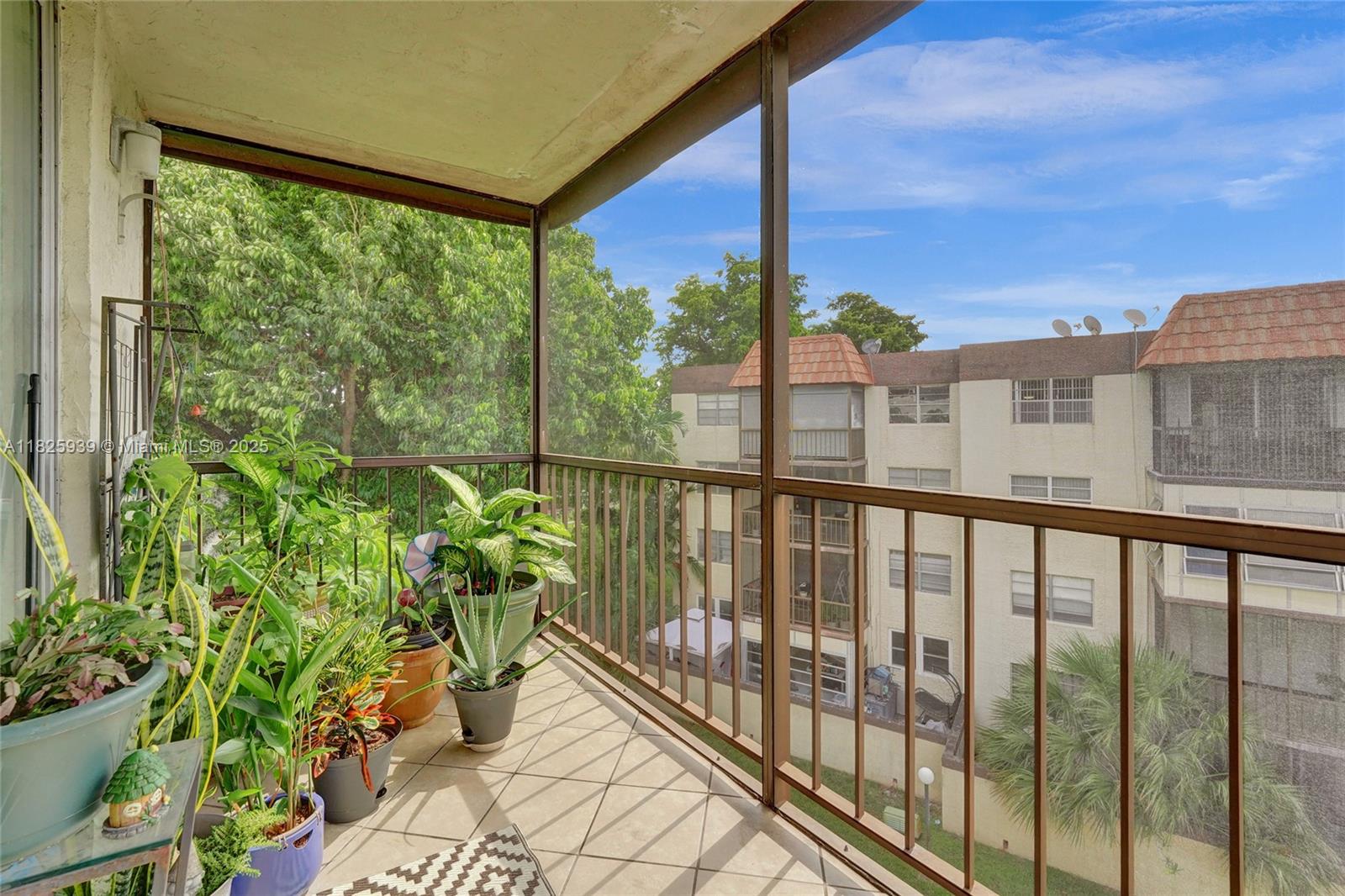 OMEGA CONDO NO 3 - Residential