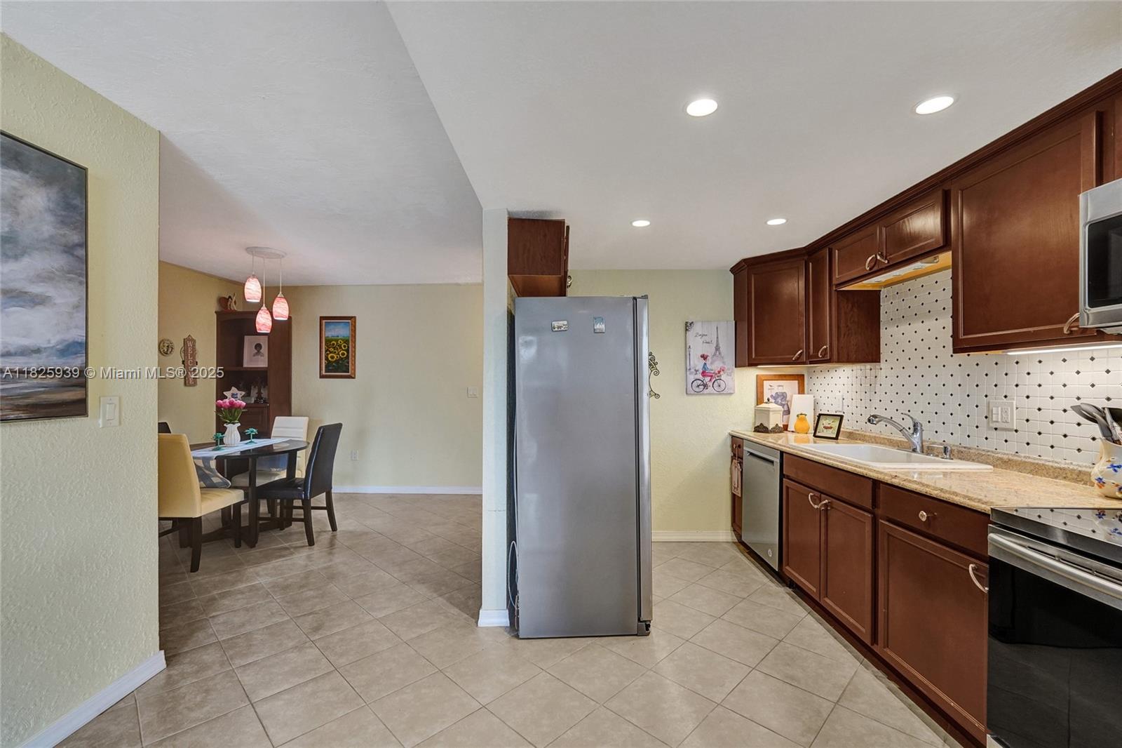 OMEGA CONDO NO 3 - Residential