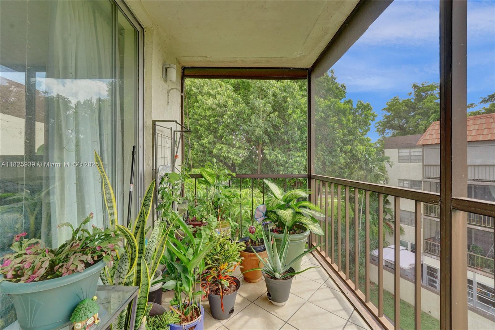 OMEGA CONDO NO 3 - Residential