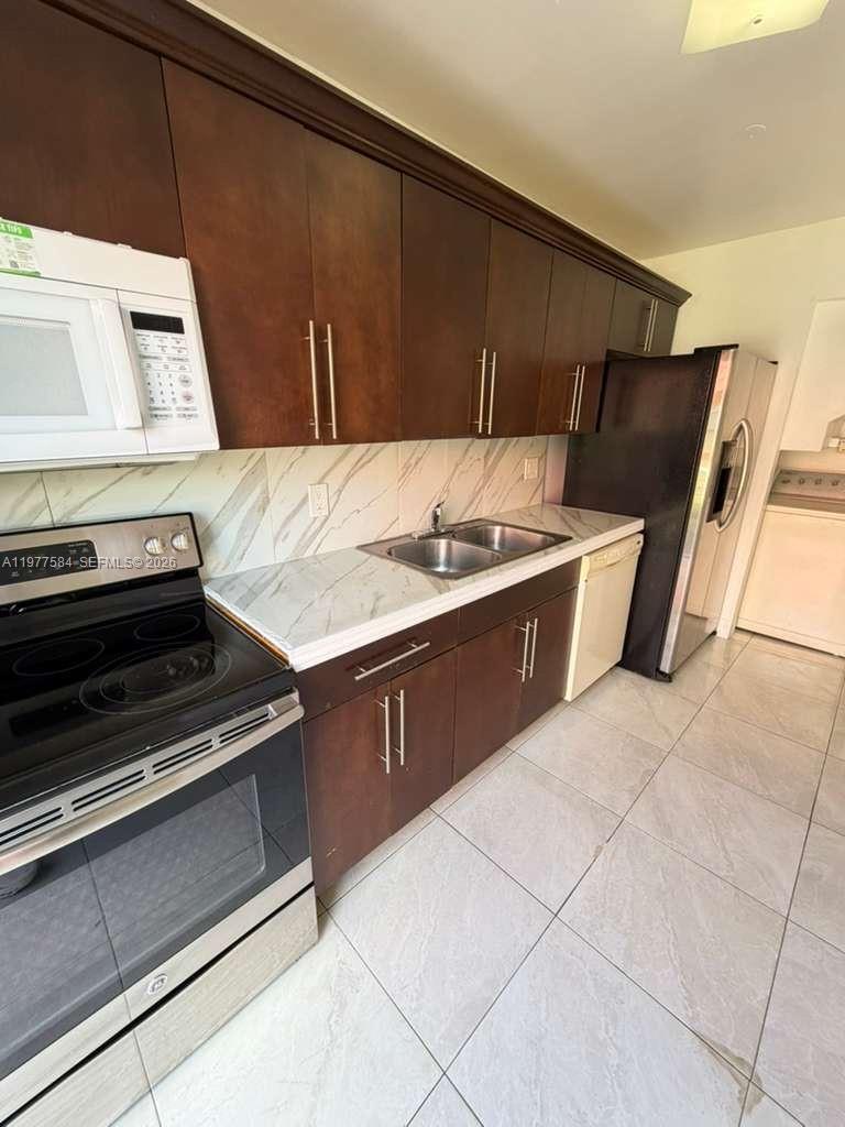 Modern townhouse 2 bed / 1.5 baths. The home features an open and spacious floor plan with lots of natural light, Volume ceilings, and laundry in the unit. Private backyard and one assigned parking Great for entertaining! Conveniently located near the Turnpike, Sawgrass Expressway, and I-95.