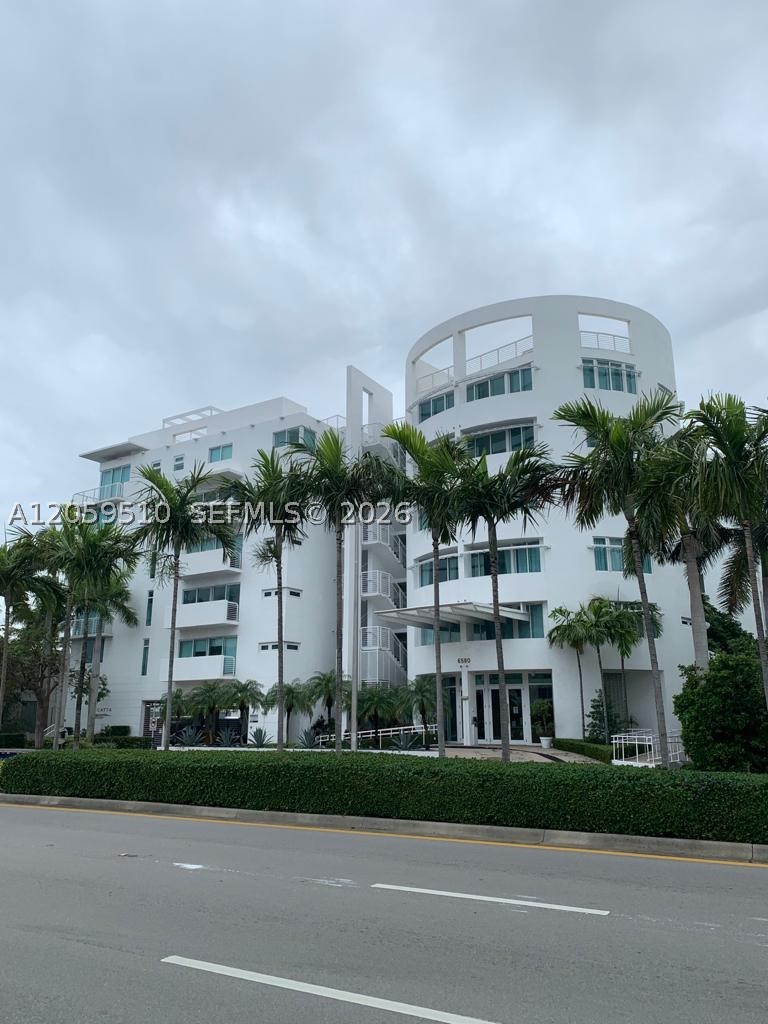 Live and Experience the Beach Life in a Nice & Safe Community of Regatta Condominium. Discover this exclusive 2Beds 2baths sitting in a 1,165 Sqft of living space with spectacular panoramic views. This corner Unit on the 5th floor offers ocean, city and skyline views. Featuring: Modern kitchen, Ceramic floors, Master bath with shower and whirlpool tub, plenty of closets, wrap around balconies and blackout curtains. Regatta also offers, waterfront pool, gym, marina, dock available, sauna, concierge and 2 assigned Tandem garage parking.