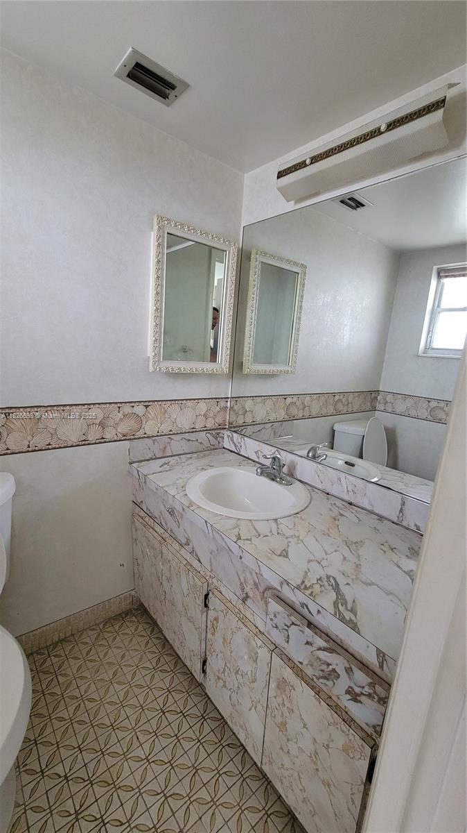 LAUDERDALE OAKS CONDO 10 - Residential