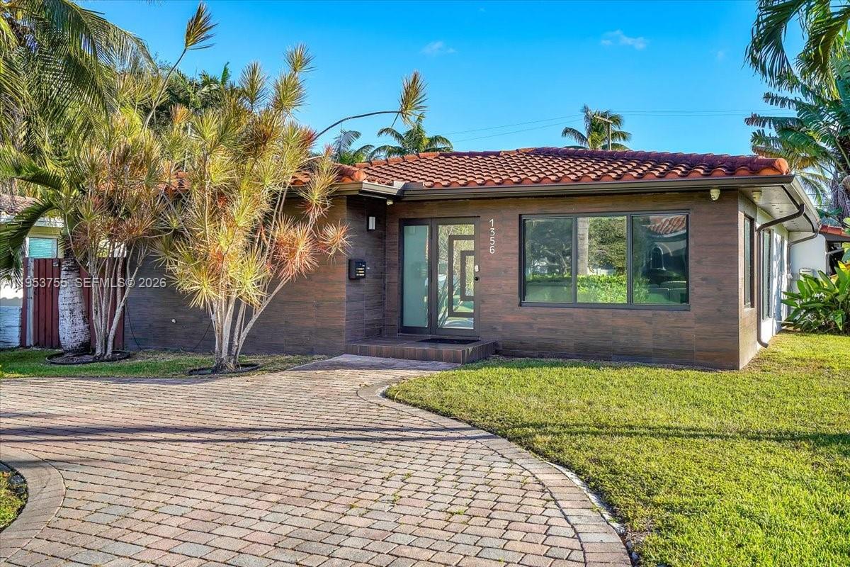 HOLLYWOOD LAKES SECTION - Residential
