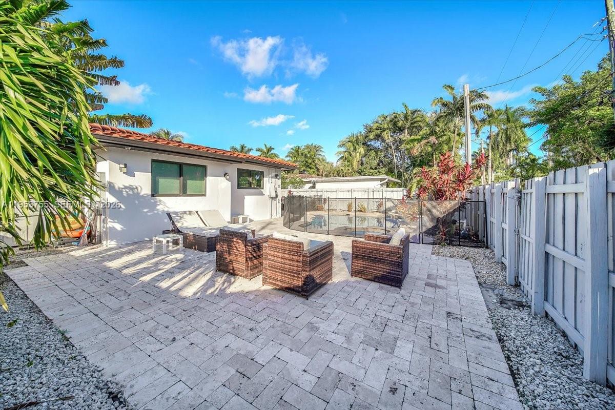 HOLLYWOOD LAKES SECTION - Residential