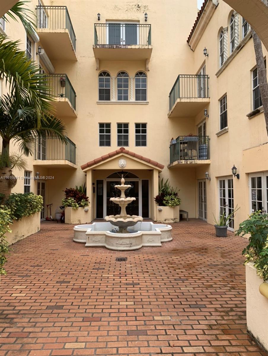 Gorgeous remodeled 3 bedrooms/2 bath unit in a beautiful building of Spanish architecture in the heart of Coral
Gables. Conveniently located at walking distance from Miracle Mile, great restaurants and shops. Beautiful kitchen,
stainless-steel appliances, quartz countertops, beautiful wood flooring, a charming balcony, plenty of natural light,
large walk-in closet, 2 assigned covered parking spaces. Tenant shall be responsible for minor repairs and/or maintenance services up to $200. Tenant Occupied - Must make
appointment for showing. Call listing agent for more information.