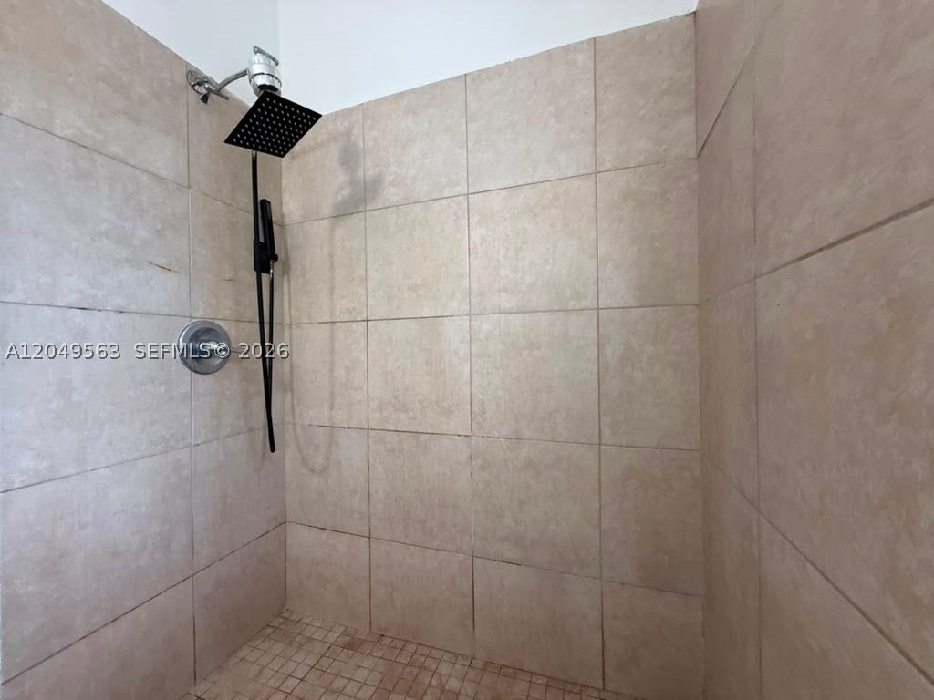W MIAMI SHORES SEC B - Residential Lease