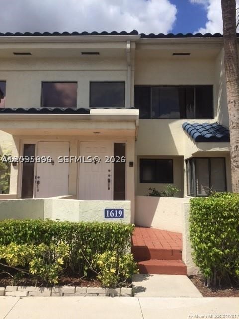 GORGEOUS, UPGRADED COACH HOME, LIGHT & BRIGHT ATMOSPHERE. VAULTED CEILINGS, NEW LAMINATE FLOORS THRU OUT THE UNIT,FRESHLY PAINTED WITH NEUTRAL COLOR WALLS,WASHER AND DRYER IN THE UNIT - ABUNDANCE OF WINDOWS. DOUBLE FRENCH DOORS TO MASTER SUITE, THE MASTER BATHROOM HAS COMPLETELY REDONE..ENJOY PEACEFUL CANAL VIEW FROM SCREENED IN PATIO. PROPERTY SHOWS WELL.. TENANT MUST HAVE GOOD CREDIT 650+CREDIT SCORE.. EASY TO SHOW...