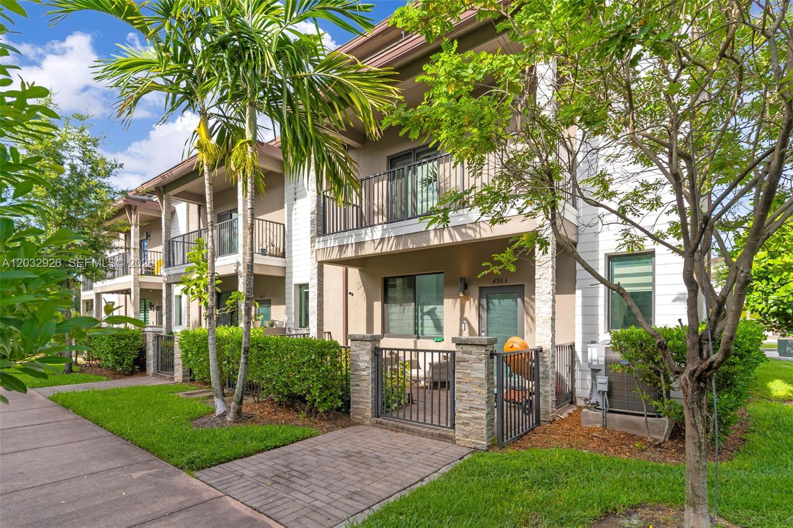 DOWNTOWN DORAL SOUTH PHAS - Residential