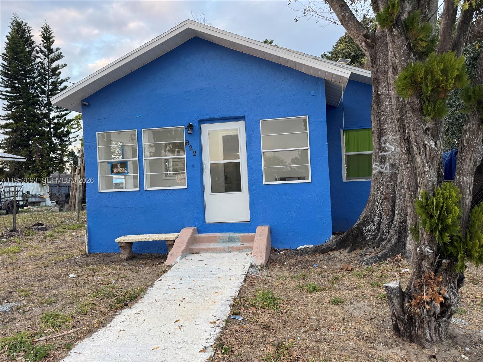 Beautifully renovated single family home located at 822 Lemon Avenue in Sebring. Ready to move in. The home features new central air conditioning, updated plumbing, and brand- new vinyl plank flooring throughout, replacing all previous wood flooring. The kitchen has been updated, and the bathroom has been fully remodeled. Spacious fended backyard.
Conveniently located near schools, shopping, and major roadways. 
Ideal for homeowners or Investors. Easy to show