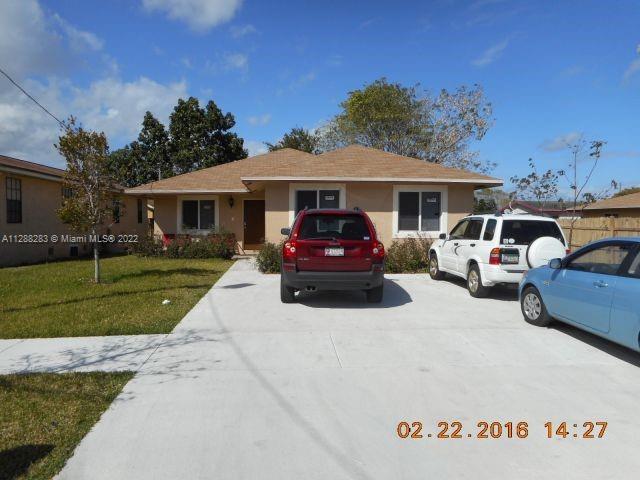 Great for First Time Home Buyer or Investor!! Available for Sale 6bed2bath single family home in Deerfield Beach.