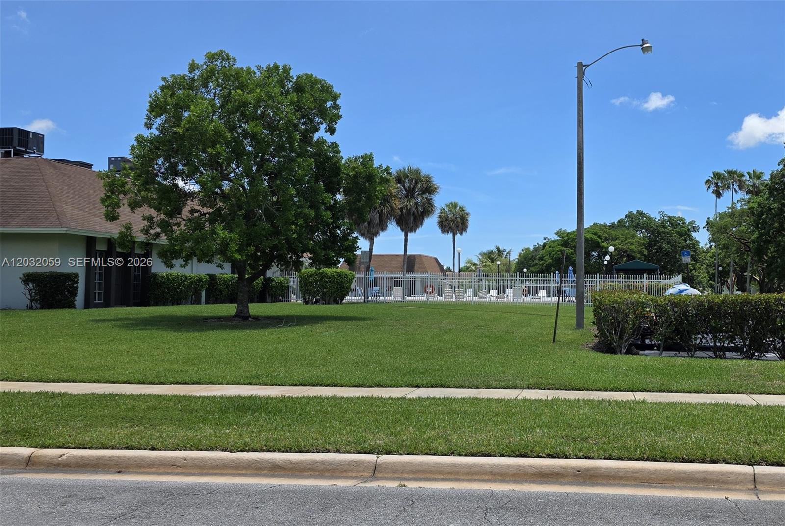 LAKEWOOD ON THE GREEN CON - Residential Lease