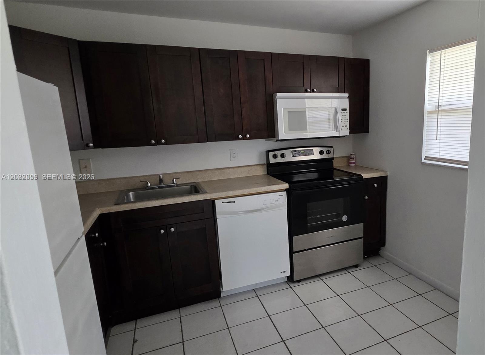 LAKEWOOD ON THE GREEN CON - Residential Lease