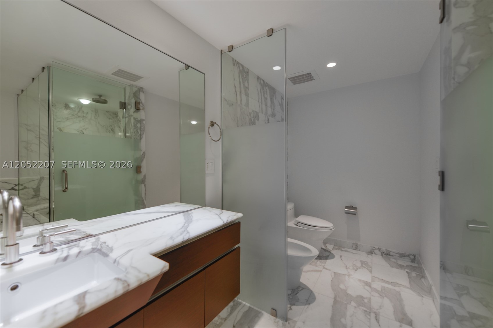 GROVENOR HOUSE CONDO - Residential Lease