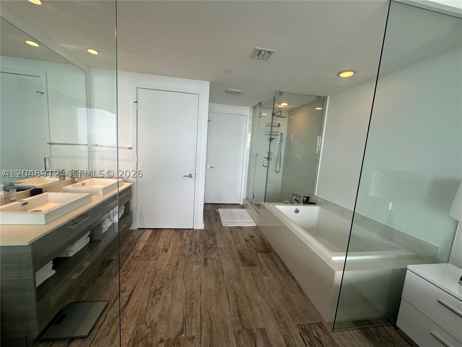 PARAISO BAY CONDO - Residential