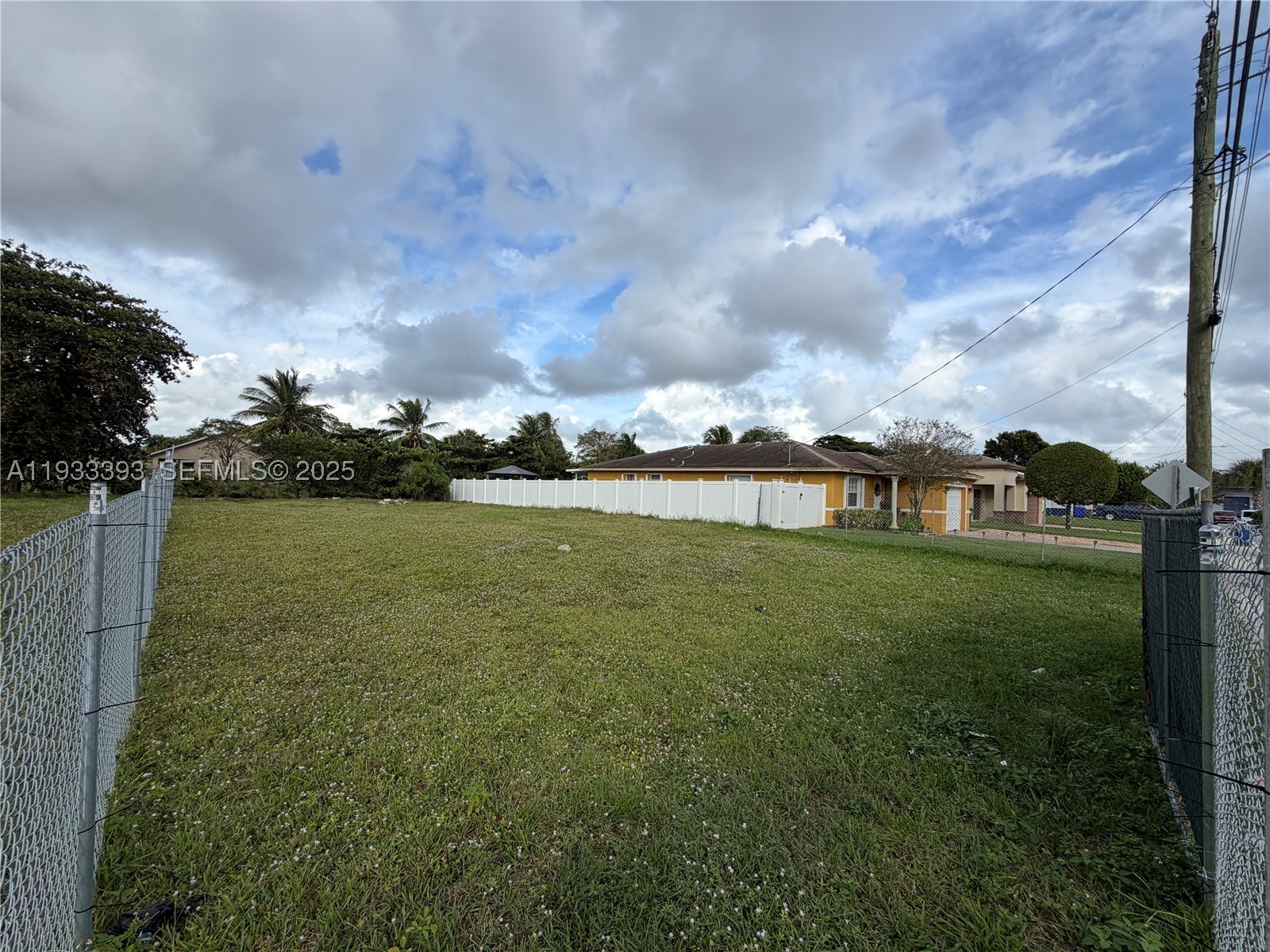 GREAT WATERFRONT RESIDENTIAL LOT IDEAL FOR BUILDER/INVESTOR OR INDIVIDUAL/FAMILY LOOKING TO BUILD THEIR DREAM HOME. THE LOT IS CURRENTLY FENCED IN AND SURROUNDED BY MANY NEWER HOMES IN SAME BLOCK, SEE PICTURES. CLOSE TO FLL AIRPORT, DOWNTOWN, BEACHES & MINUTES FROM I-95. GO DIRECT AND SEND YOUR BEST OFFER!