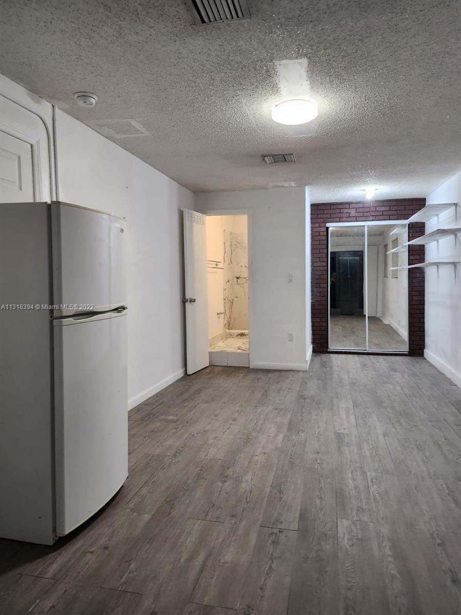 Efficiency for rent, good location, partial remodeled, good conditions.