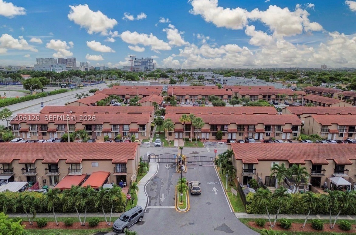 VILLAS UNIVERSITY SQUARE - Residential