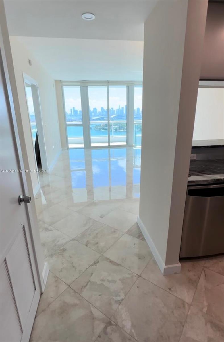 THE BENTLEY BAY CONDO - Residential Lease