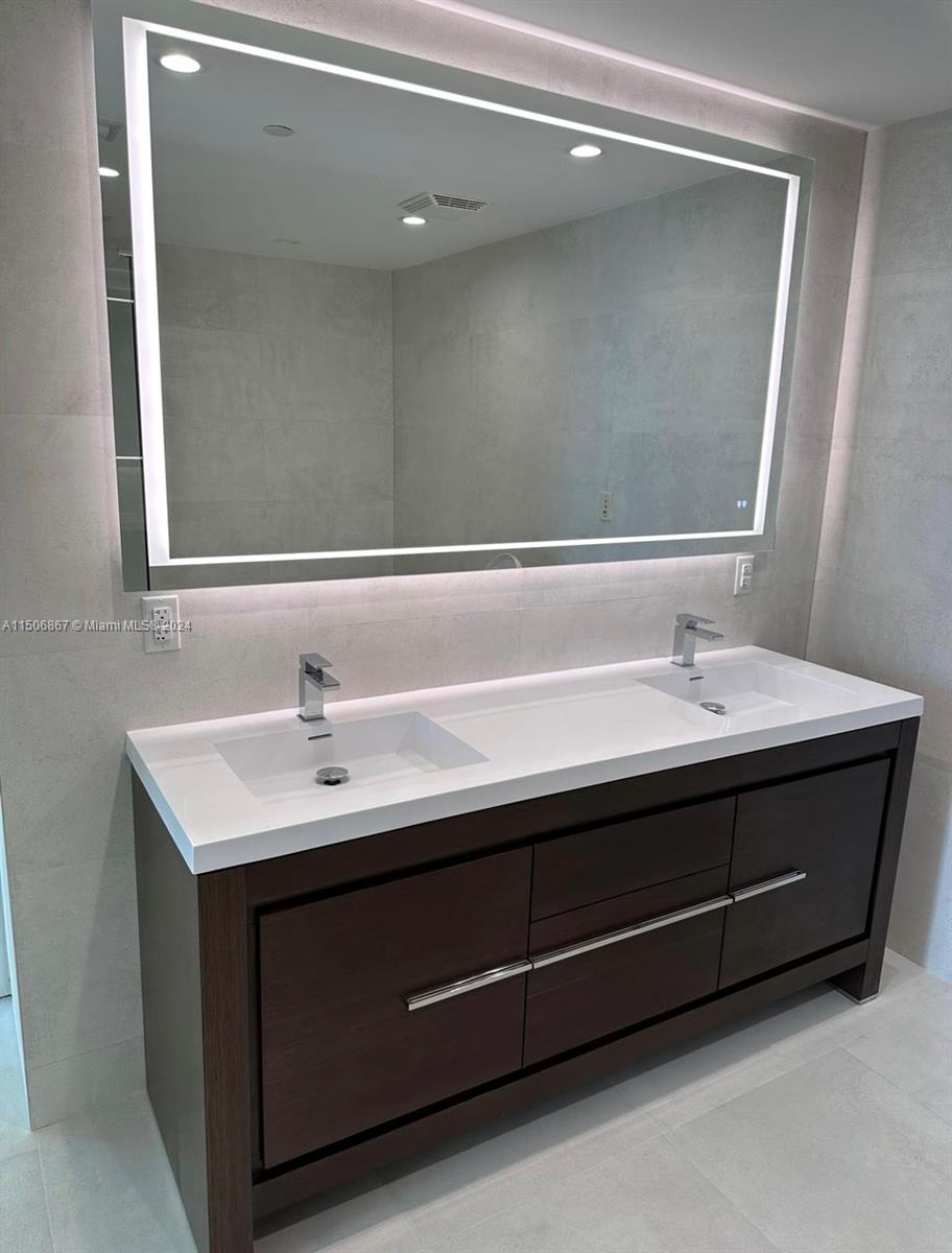 THE BENTLEY BAY CONDO - Residential Lease