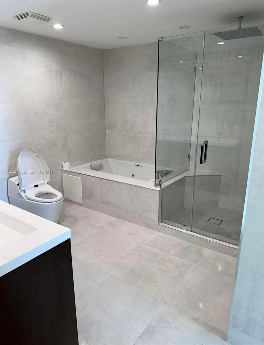 THE BENTLEY BAY CONDO - Residential Lease