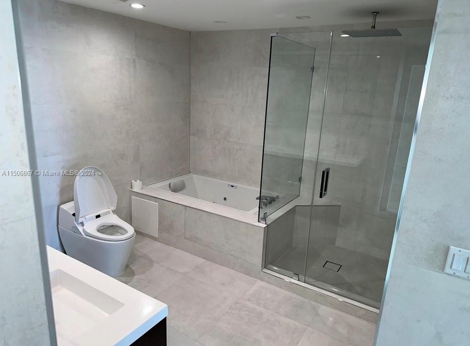 THE BENTLEY BAY CONDO - Residential Lease