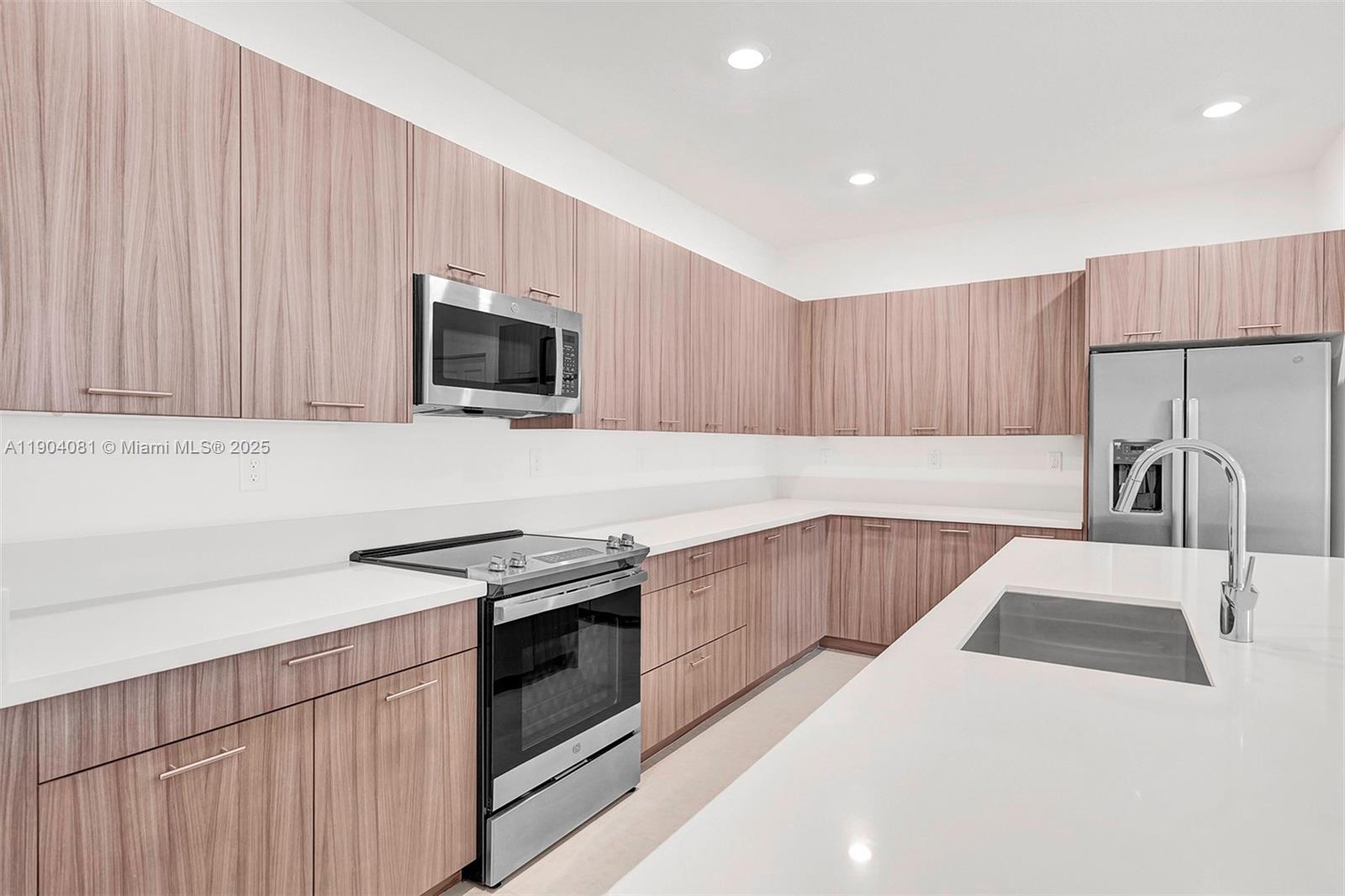 DOWNTOWN DORAL SOUTH PHAS - Residential
