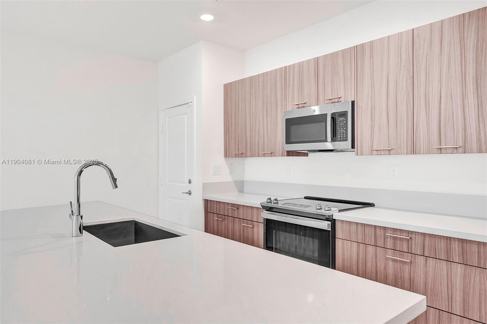 DOWNTOWN DORAL SOUTH PHAS - Residential