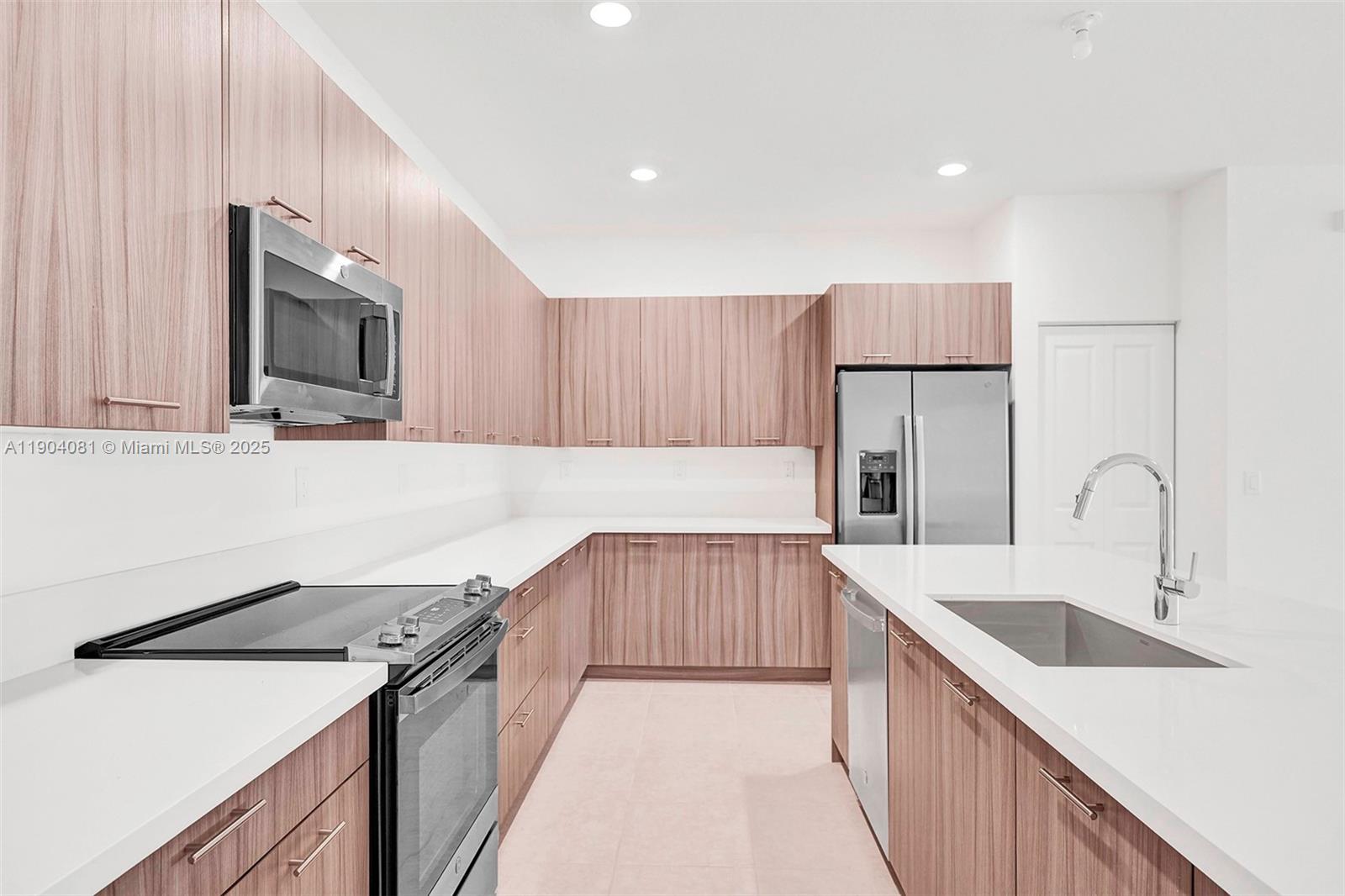 DOWNTOWN DORAL SOUTH PHAS - Residential