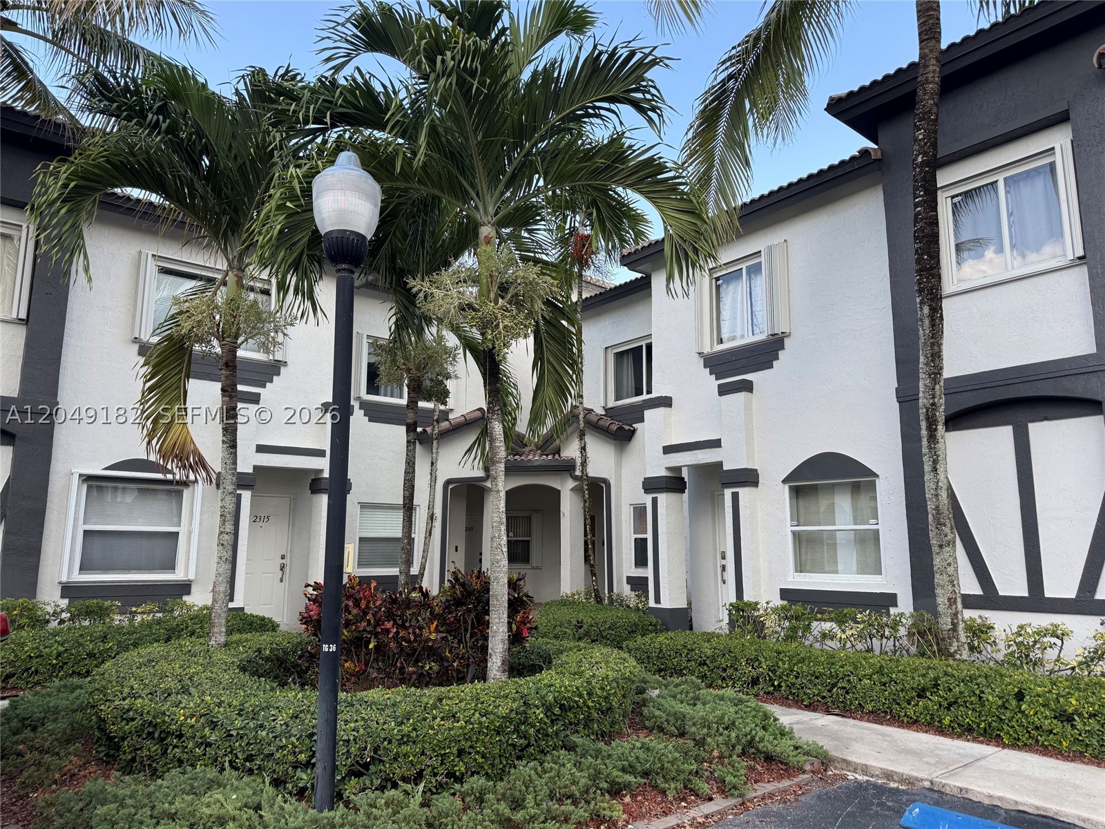 CLEAN TOWNHOUSE IN GREAT SHAPE W/ TILE & WOOD LAMINATE FLOORING THROUGHOUT. SMALL FENCED IN PATIO. NO NEIGHBORS TO THE REAR. RENT INCLUDES: ATT UVERSE CABLE & INTERNET, ALARM MONITORING, EXTERMINATOR, SECURITY & COMM POOL.