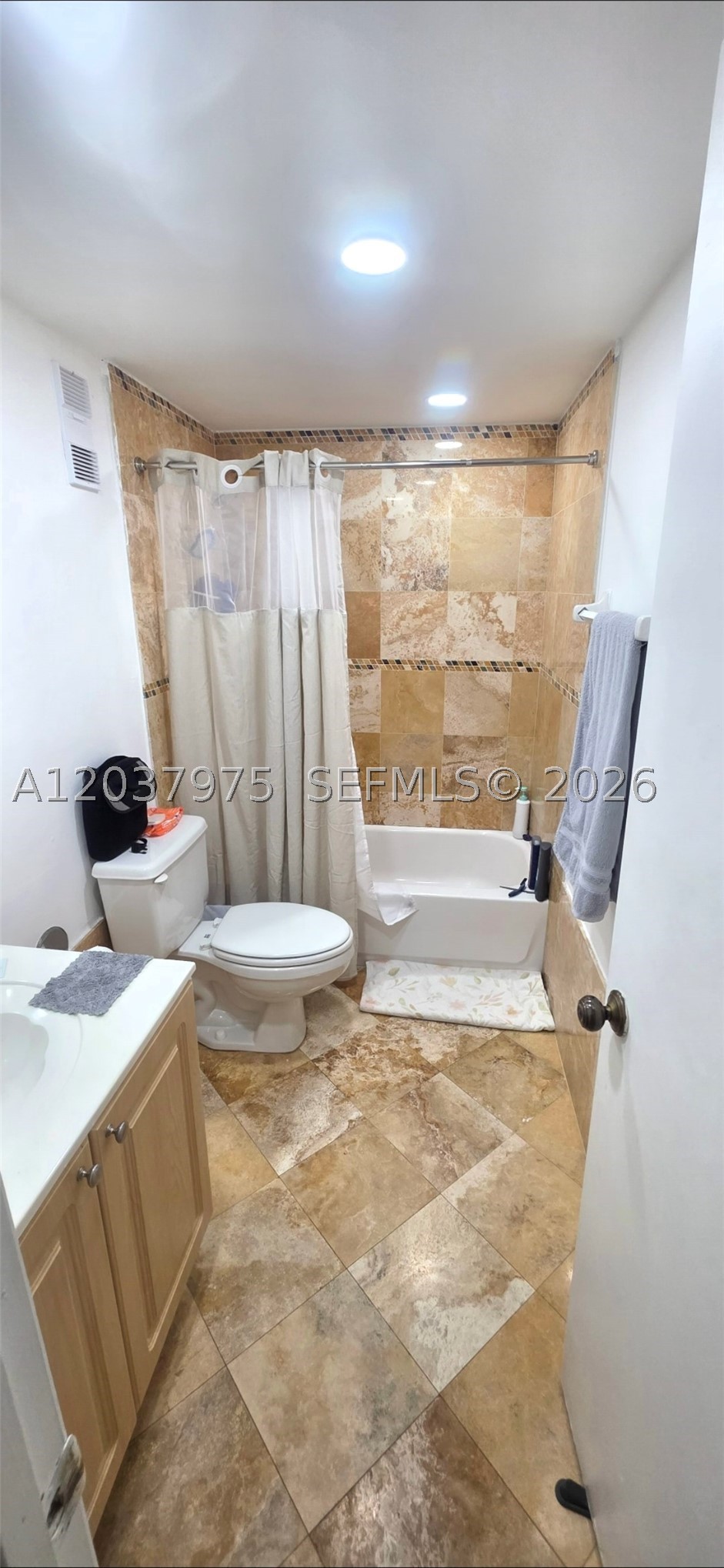 SAMARI LAKE EAST CONDO - Residential Lease