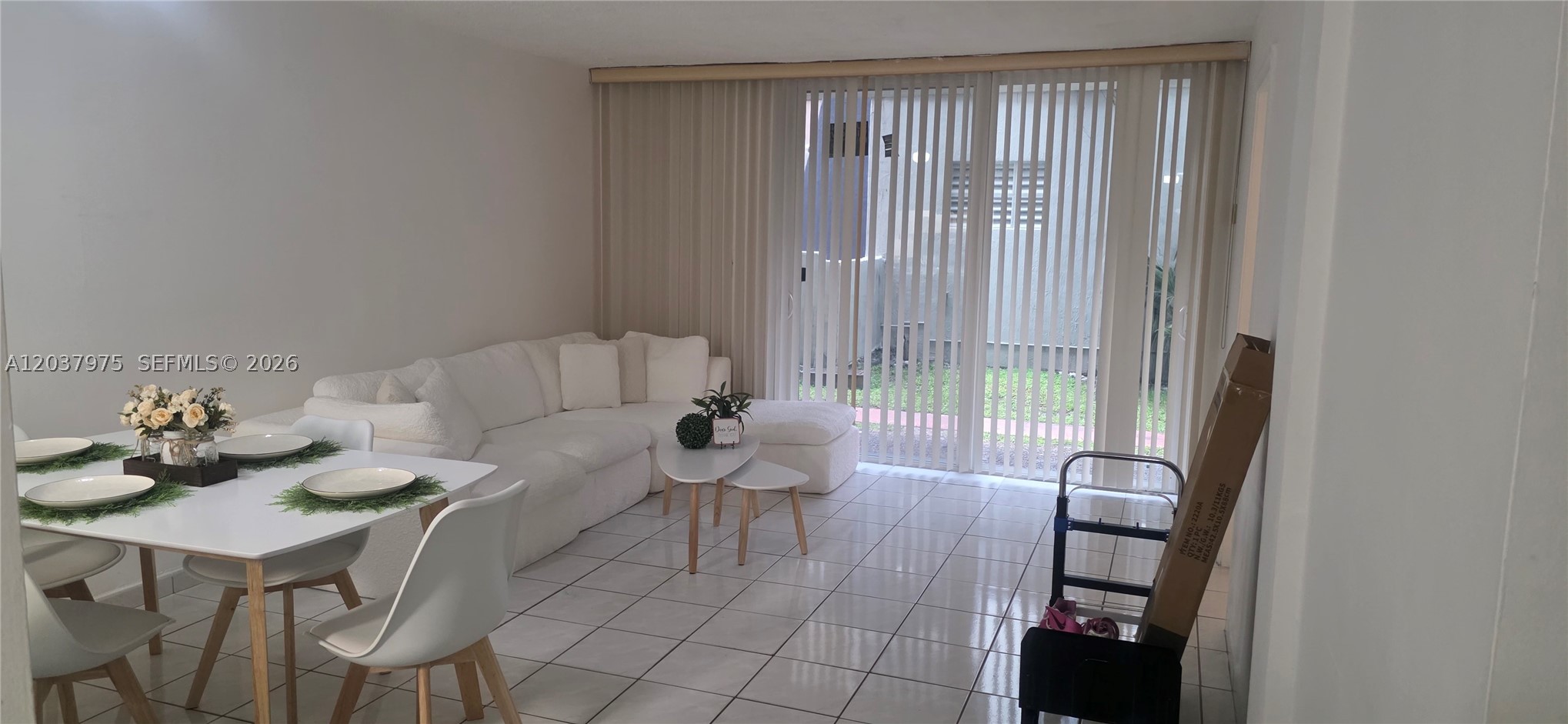 Beautiful unit  on Samari Lake. Overlooking the pool area. In-unit washer and Dryer. Easy to show.