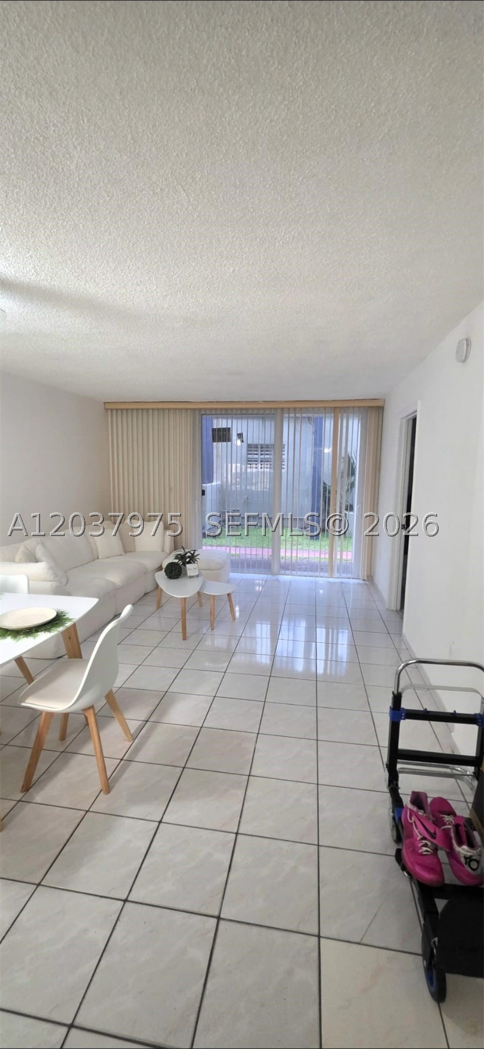 Beautiful unit  on Samari Lake. Overlooking the pool area. In-unit washer and Dryer. Easy to show.