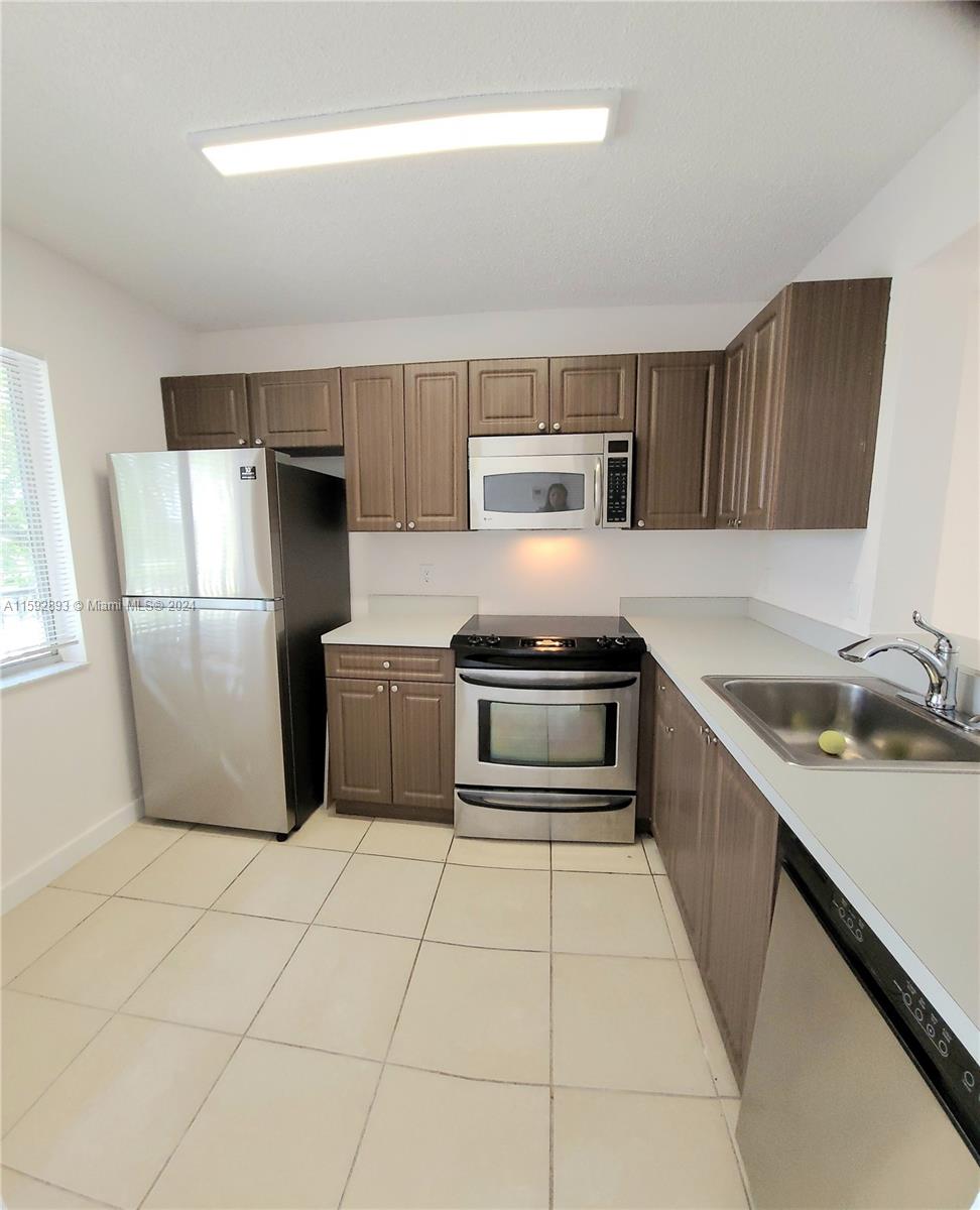 LAKESHORE AT UNIVERSITY P - Residential Lease
